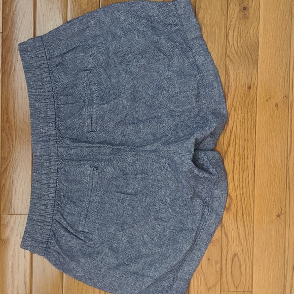 Mid-rise Linen Shorts - Picture 2 of 3